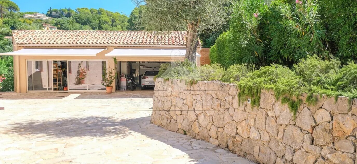 DOMAINE PRIVE MOUGINS VILLA PROVENÇALE – 5 pièces – 4 chambres – 200 m²