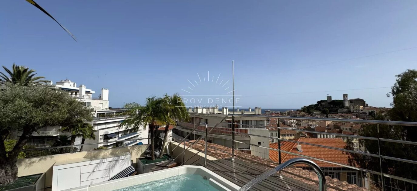 Vente en Nue-Propriété d’un penthouse en plein cœur de Cannes avec Piscine et Vue Mer – 5 pièces – 3 chambres – 2 voyageurs – 141.05 m²