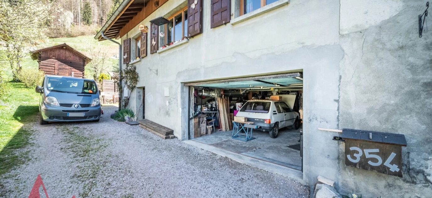 Authentique ferme savoyarde avec 6 chambres et un appartement indépendant de 2 chambres à Morzine. – 13 pièces – 8 chambres – 10 voyageurs – 330 m²