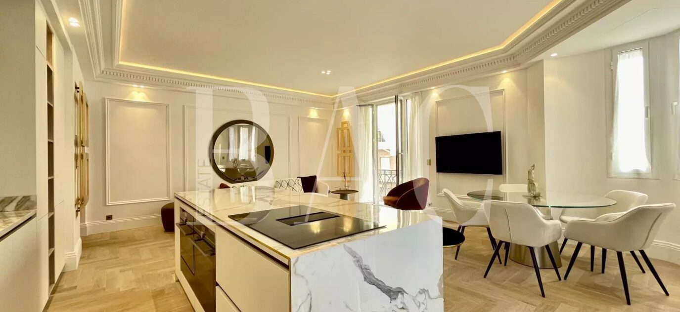 Cannes, Boulevard de la Croisette, appartement au Miramar – 3 pièces – 2 chambres – 100 m²