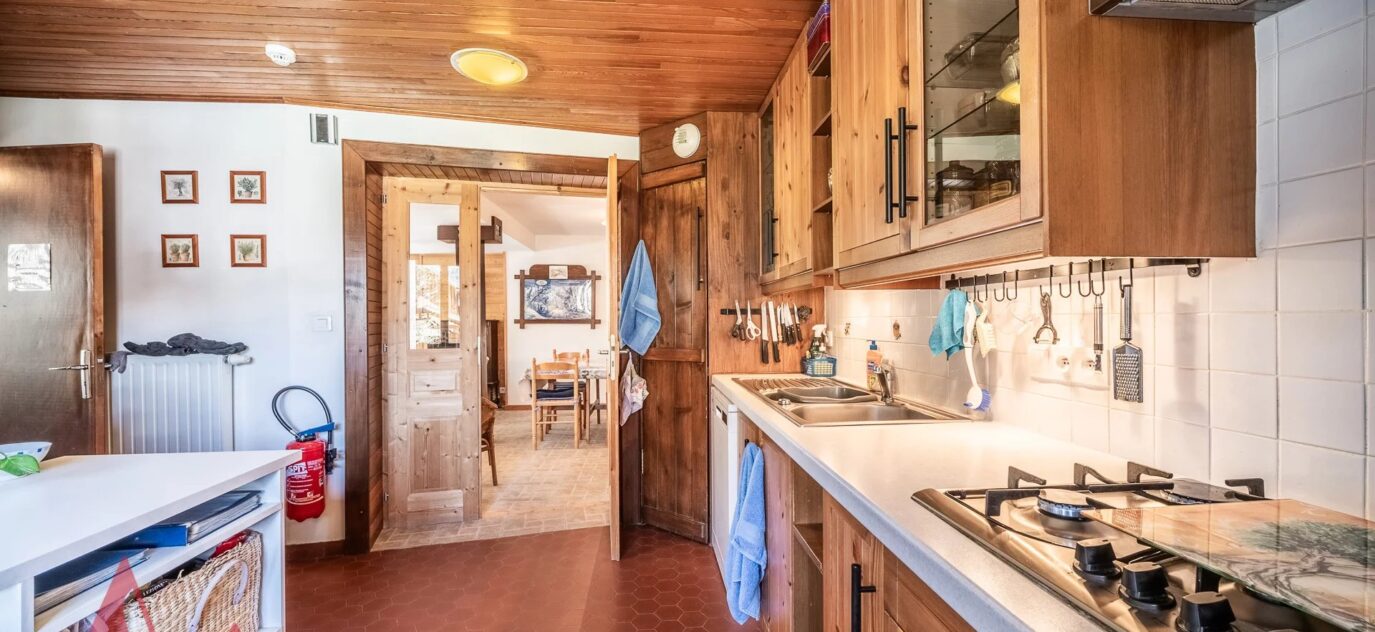 Authentique ferme savoyarde avec 6 chambres et un appartement indépendant de 2 chambres à Morzine. – 13 pièces – 8 chambres – 10 voyageurs – 330 m²