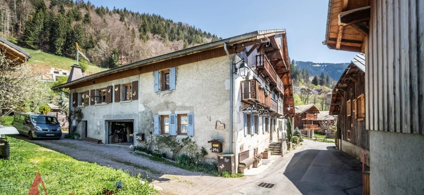 Authentique ferme savoyarde avec 6 chambres et un appartement indépendant de 2 chambres à Morzine. – 13 pièces – 8 chambres – 10 voyageurs – 330 m²