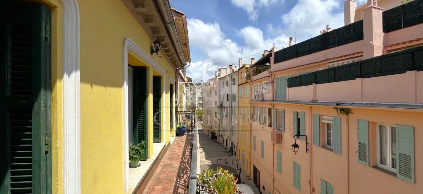 CANNES VIEUX PORT – 3 PIECES TERRASSE VUE MER – 3 pièces – 2 chambres – 2 voyageurs – 103 m²