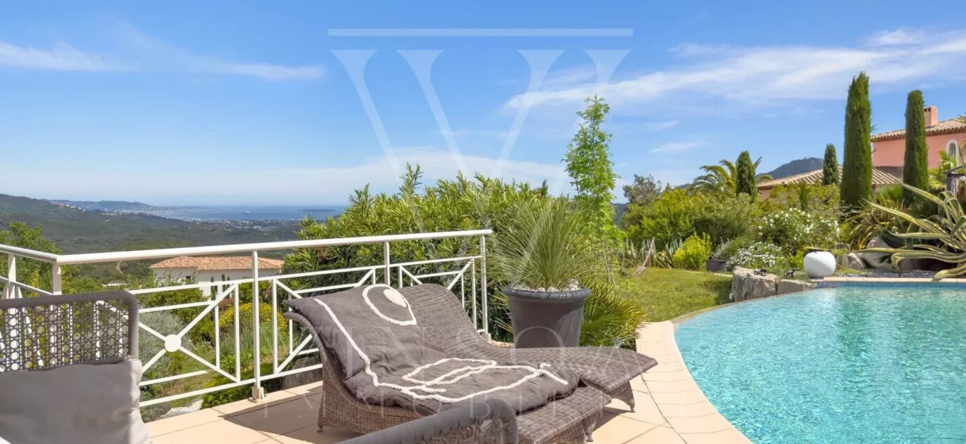 VILLA D’EXCEPTION AVEC VUE MER SUR LA BAIE DE CANNES – 4 pièces – 3 chambres – 230 m²