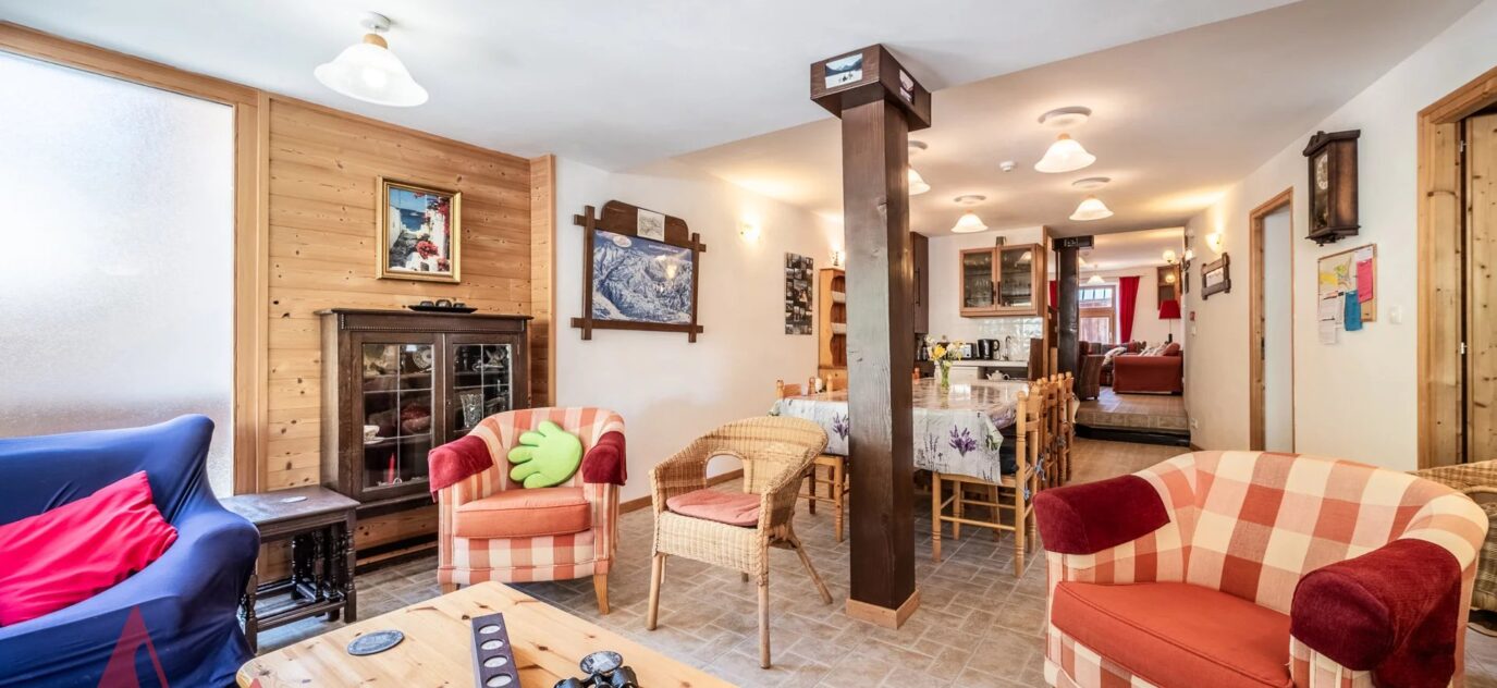 Authentique ferme savoyarde avec 6 chambres et un appartement indépendant de 2 chambres à Morzine. – 13 pièces – 8 chambres – 10 voyageurs – 330 m²