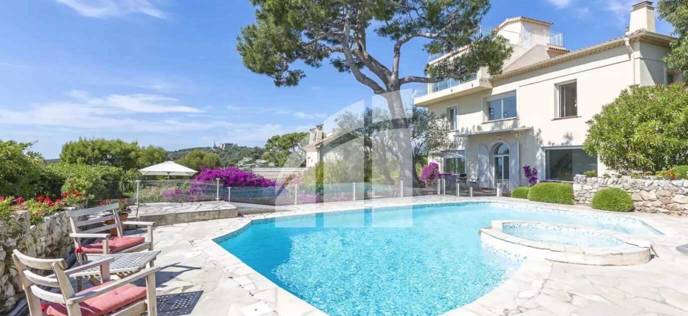 VILLEFRANCHE SUR MER // Corne d’Or – EXCEPTIONNELLE Villa 5-6 pièces 200m2 – Terrasses – Jardin – Piscine – SOLARIUM- Parkings / GARAGE // VILLEFRANCHE SUR MER – 5 pièces – NR chambres – 200 m²