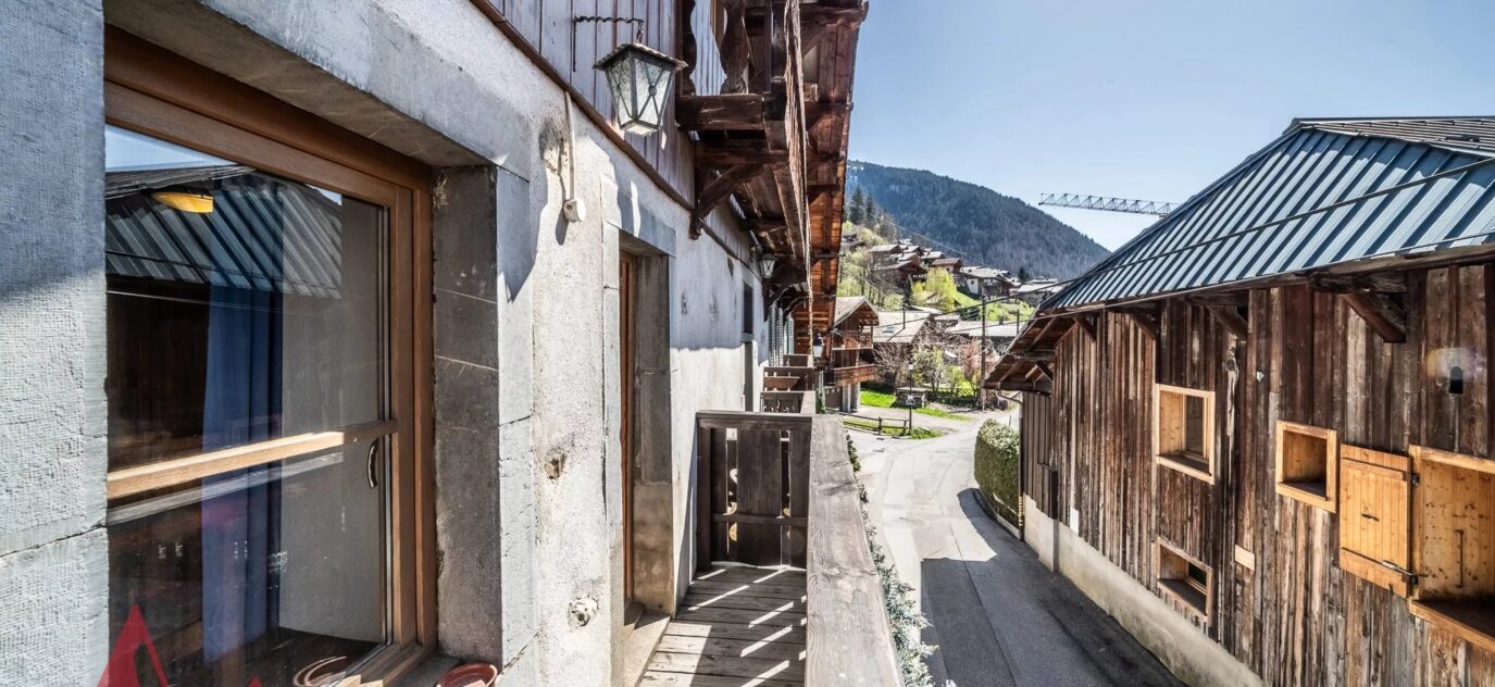 Authentique ferme savoyarde avec 6 chambres et un appartement indépendant de 2 chambres à Morzine. – 13 pièces – 8 chambres – 10 voyageurs – 330 m²