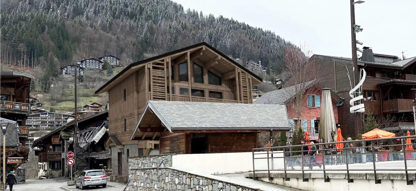 Superbe opportunité d’acquérir un chalet de 4 chambres dans le centre avec vue sur les pistes de ski du Pleney. – 5 pièces – 4 chambres – 10 voyageurs – 170 m²