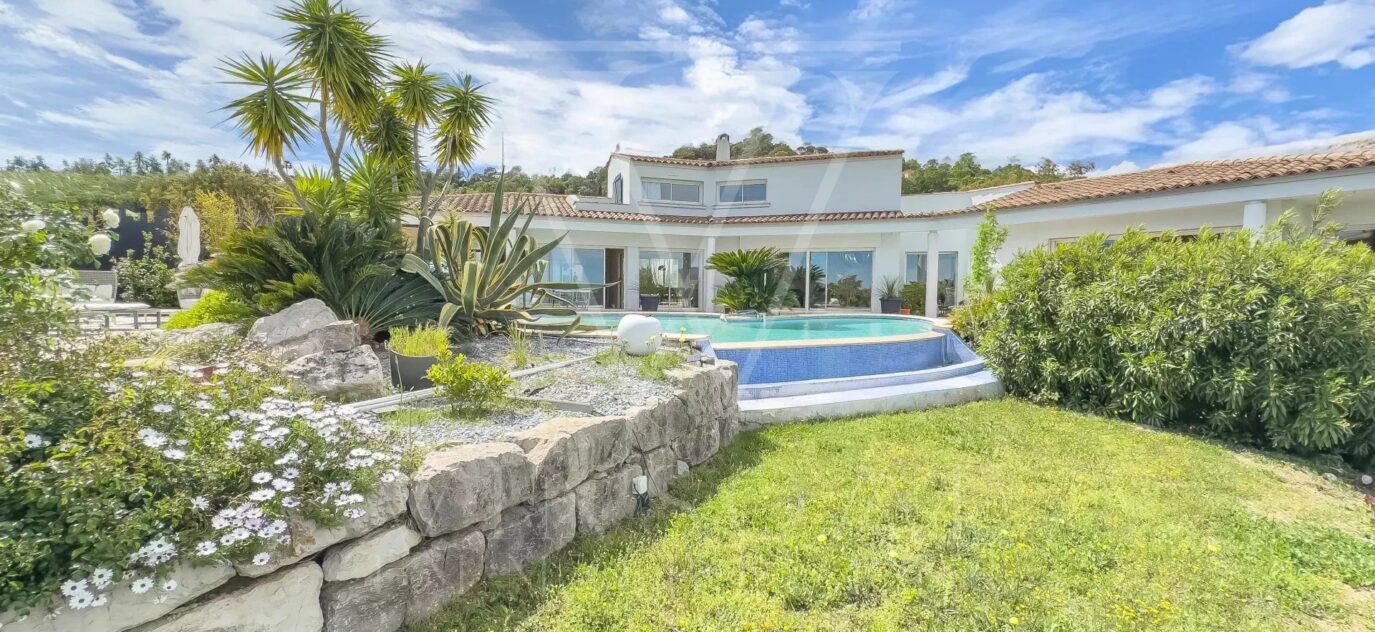 VILLA D’EXCEPTION AVEC VUE MER SUR LA BAIE DE CANNES – 4 pièces – 3 chambres – 230 m²