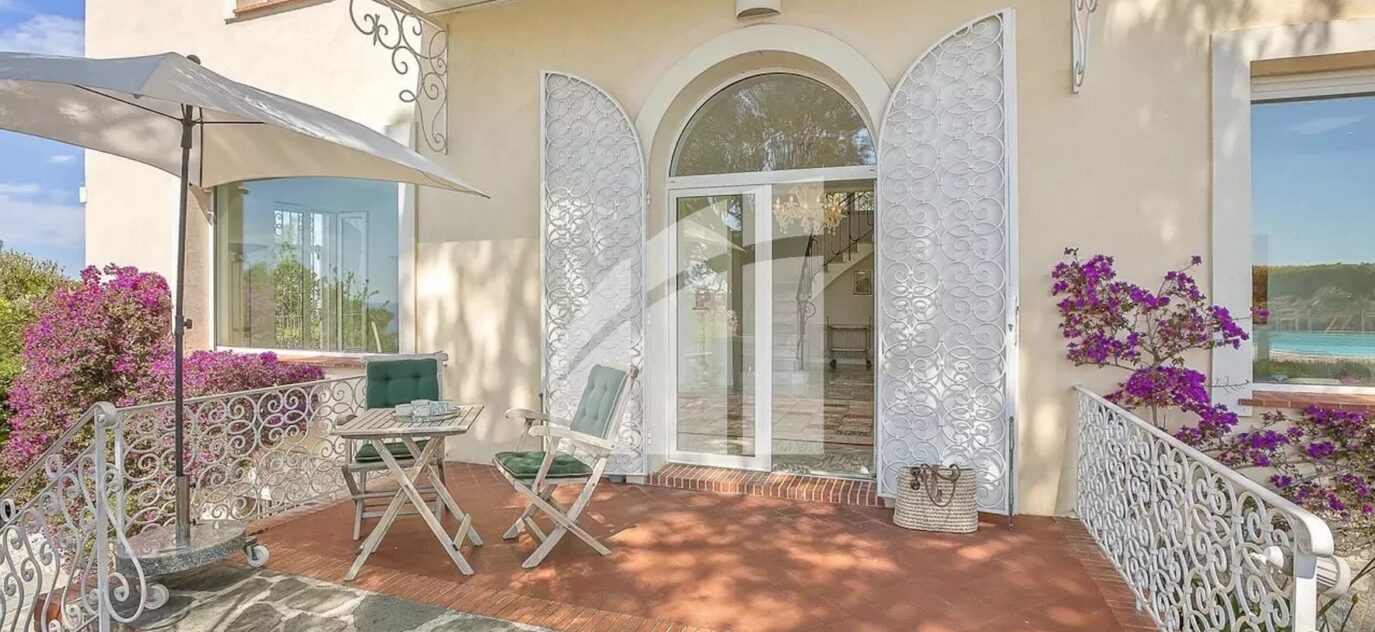 VILLEFRANCHE SUR MER // Corne d’Or – EXCEPTIONNELLE Villa 5-6 pièces 200m2 – Terrasses – Jardin – Piscine – SOLARIUM- Parkings / GARAGE // VILLEFRANCHE SUR MER – 5 pièces – NR chambres – 200 m²