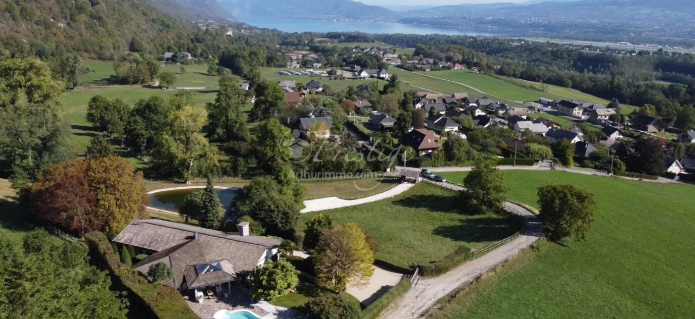 Propriété de charme dans un écrin de verdure surplombant lac et montagnes – 10 pièces – NR chambres – 8 voyageurs – 301 m²