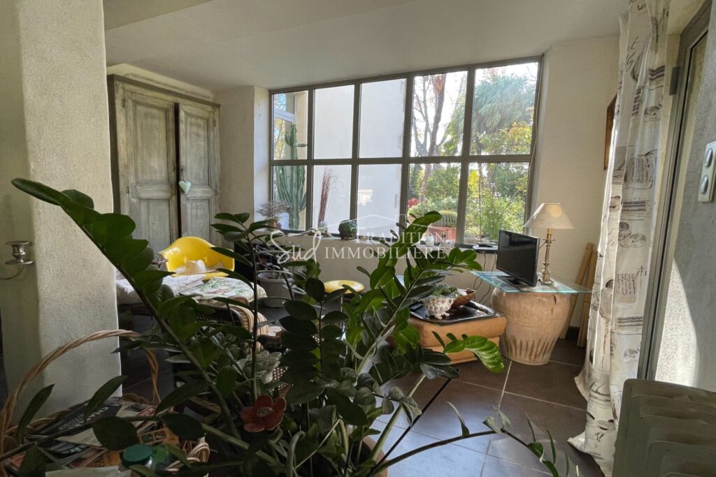 EM CAMPAGNE ARLESIENNE… – 6 pièces – 5 chambres – 270.00 m²