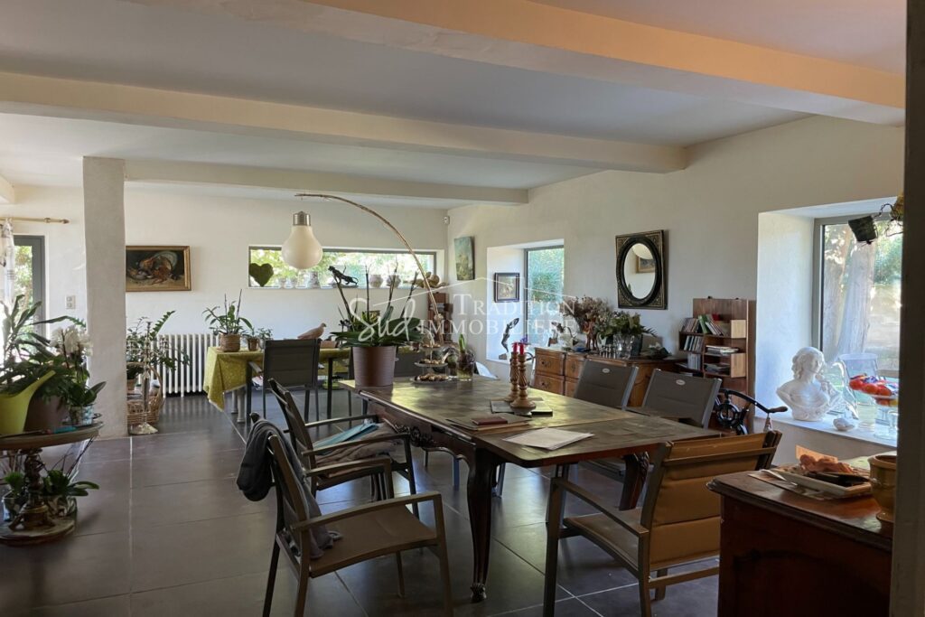 EM CAMPAGNE ARLESIENNE… – 6 pièces – 5 chambres – 270.00 m²