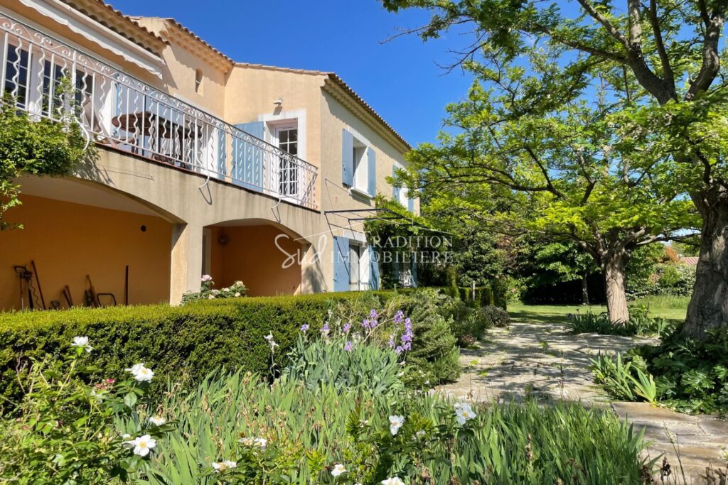 FONTVIEILLE – PROCHE CENTRE – 8 pièces – 6 chambres – 256.00 m²