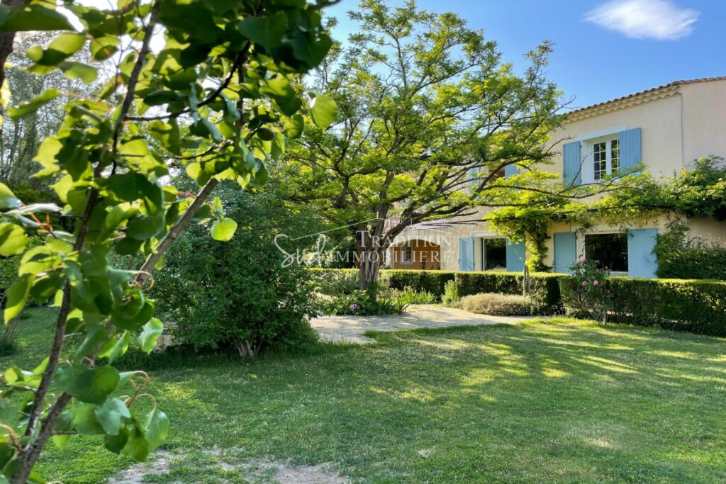 FONTVIEILLE – PROCHE CENTRE – 8 pièces – 6 chambres – 256.00 m²