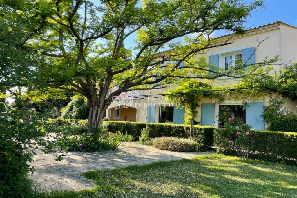 FONTVIEILLE – PROCHE CENTRE – 8 pièces – 6 chambres – 256.00 m²