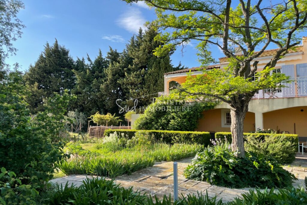 FONTVIEILLE – PROCHE CENTRE – 8 pièces – 6 chambres – 256.00 m²