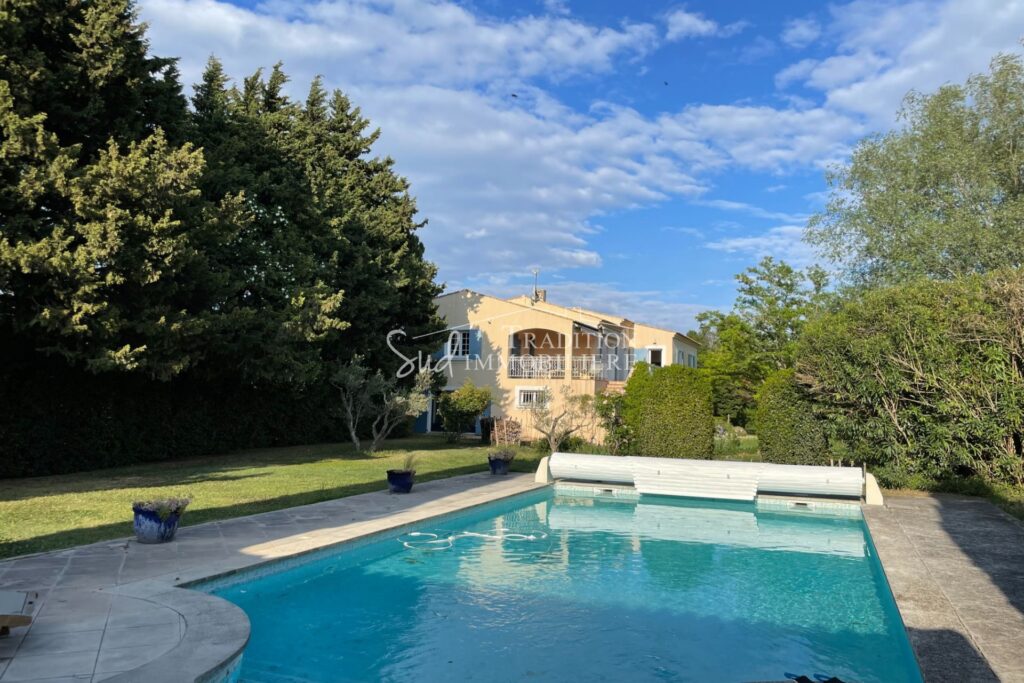 FONTVIEILLE – PROCHE CENTRE – 8 pièces – 6 chambres – 256.00 m²