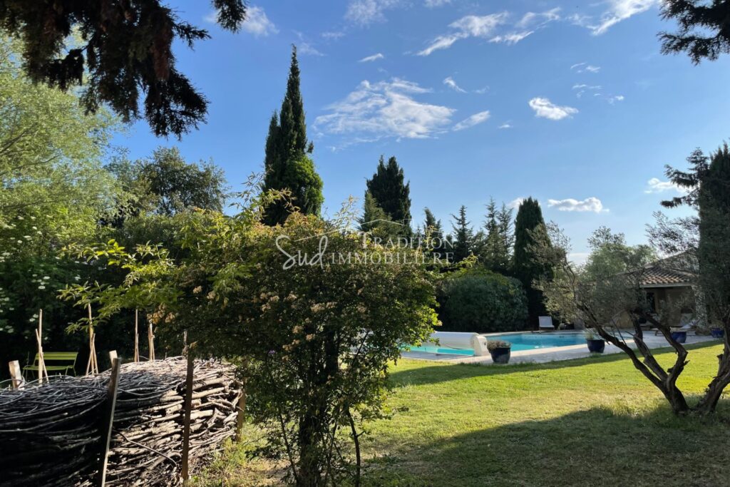 FONTVIEILLE – PROCHE CENTRE – 8 pièces – 6 chambres – 256.00 m²