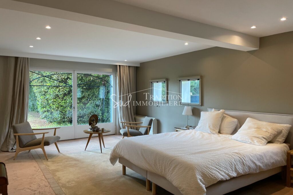 FONTVIEILLE – PROCHE CENTRE – 8 pièces – 6 chambres – 256.00 m²