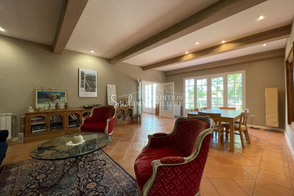 FONTVIEILLE – PROCHE CENTRE – 8 pièces – 6 chambres – 256.00 m²