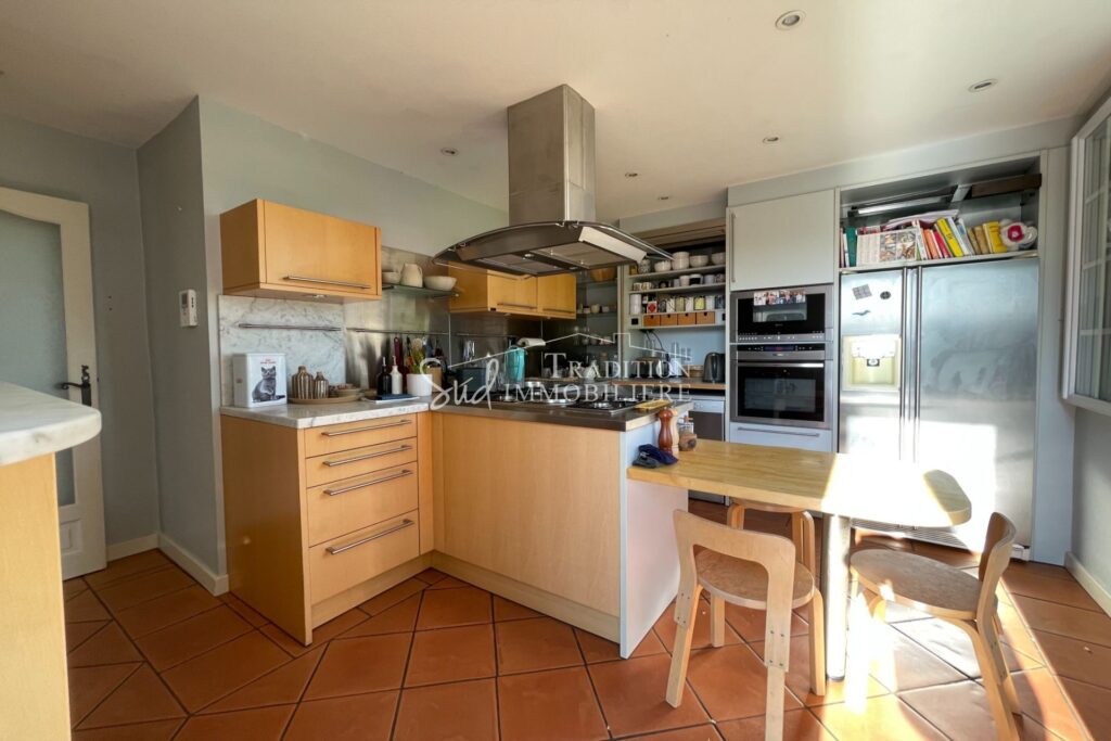 FONTVIEILLE – PROCHE CENTRE – 8 pièces – 6 chambres – 256.00 m²