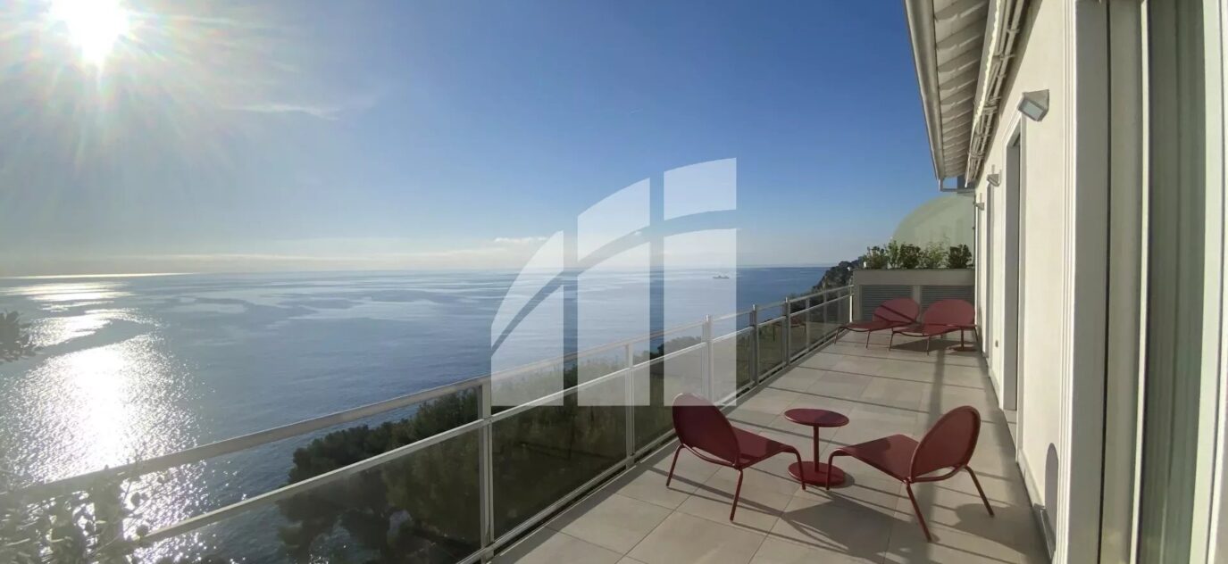 //ROQUEBRUNE CAP-MARTIN // ROOFTOP- VUE DÉGAGÉE MER – Magnifique Penthouse 118m2-  4P +Mezzanine en duplex front de mer // TERRASSE – GARAGE – AU CALME , EN PARFAIT ETAT – 4 pièces – 3 chambres – 118 m²