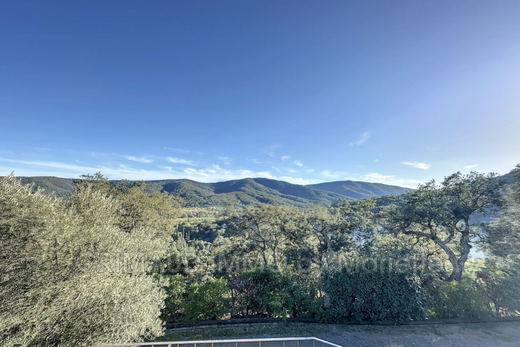Belle propriété avec vue exceptionnelle sur les collines, avec – 6 pièces – 4 chambres – 195.00 m²