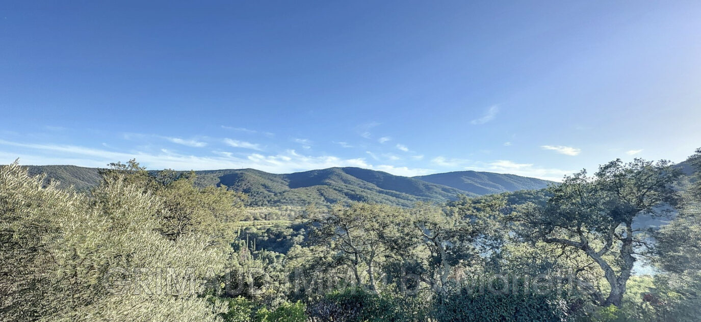 Belle propriété avec vue exceptionnelle sur les collines, avec – 6 pièces – 4 chambres – 195.00 m²