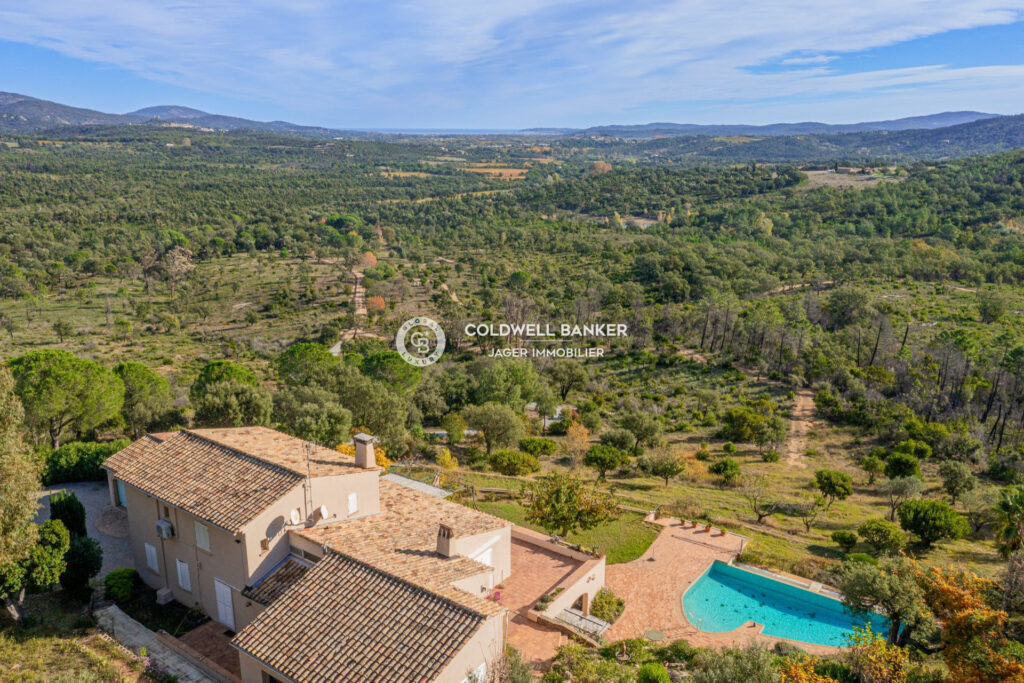 Propriété unique de 9 hectares avec vue sur le Golfe de Saint- – 14 pièces – 10 chambres – 450.00 m²