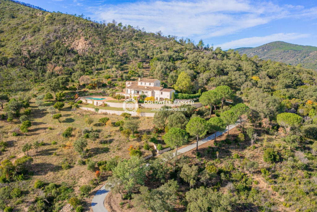 Propriété unique de 9 hectares avec vue sur le Golfe de Saint- – 14 pièces – 10 chambres – 450.00 m²