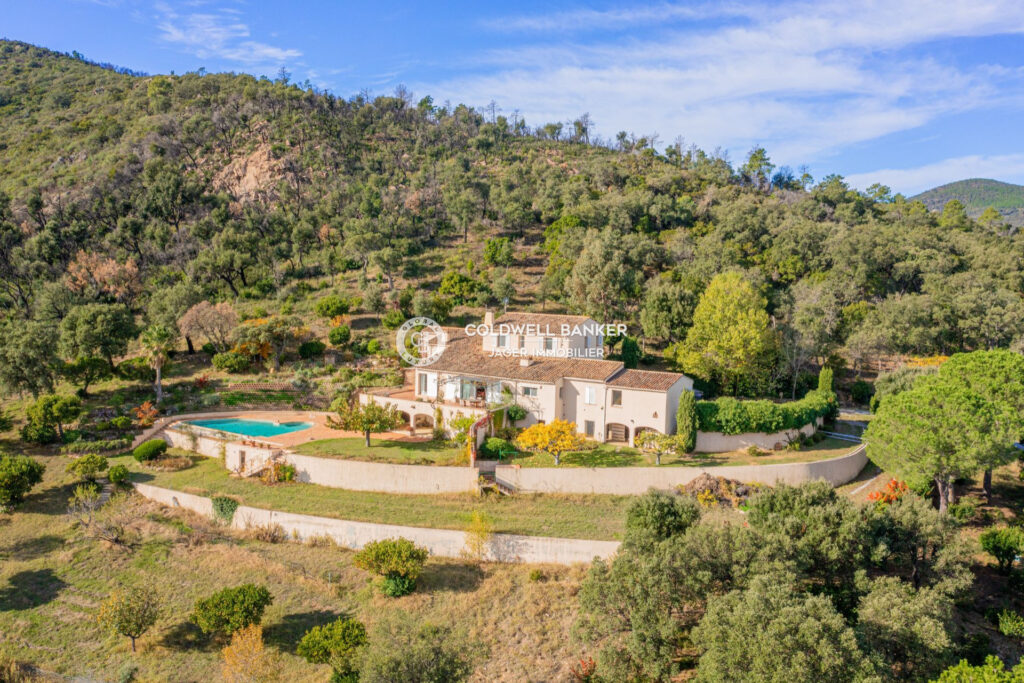 Propriété unique de 9 hectares avec vue sur le Golfe de Saint- – 14 pièces – 10 chambres – 450.00 m²