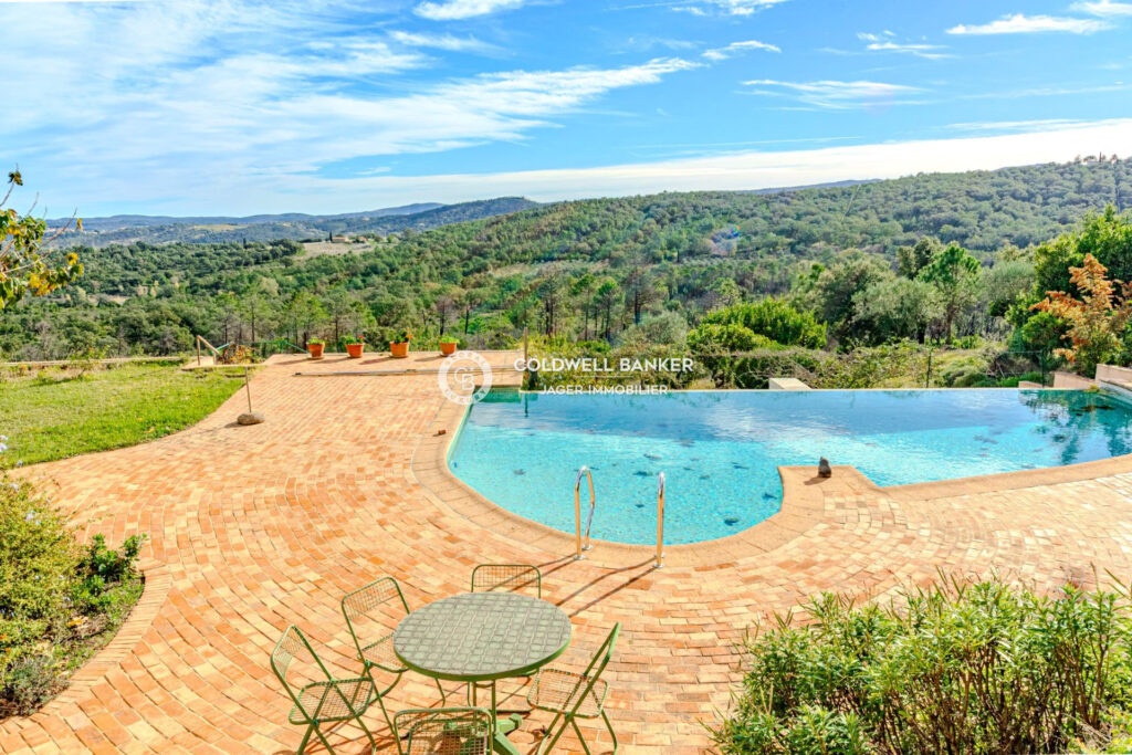 Propriété unique de 9 hectares avec vue sur le Golfe de Saint- – 14 pièces – 10 chambres – 450.00 m²