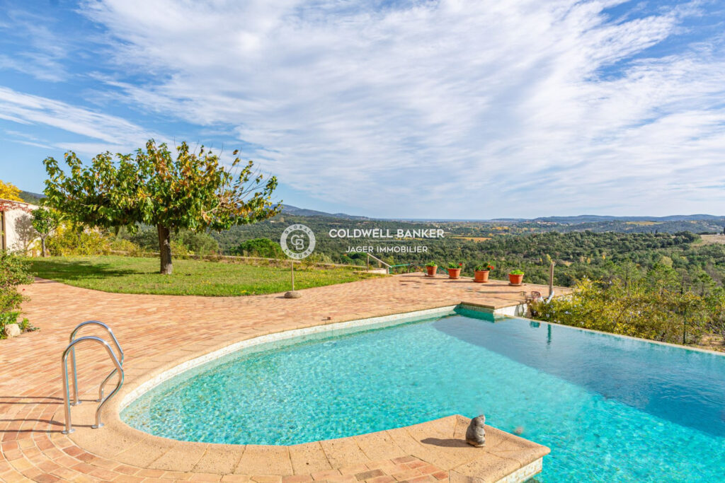 Propriété unique de 9 hectares avec vue sur le Golfe de Saint- – 14 pièces – 10 chambres – 450.00 m²