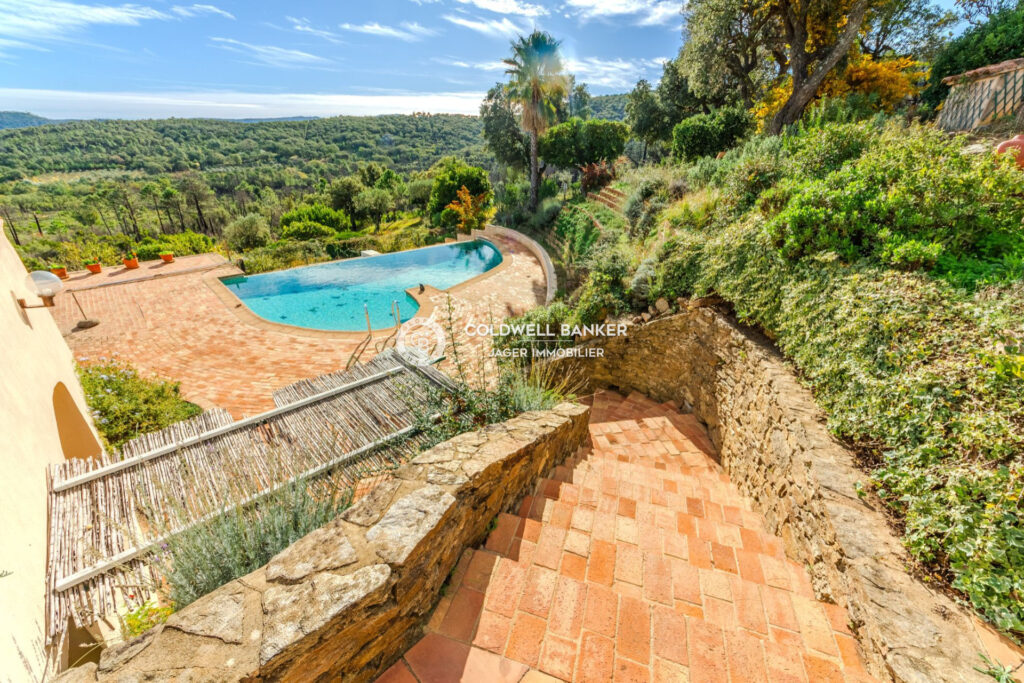 Propriété unique de 9 hectares avec vue sur le Golfe de Saint- – 14 pièces – 10 chambres – 450.00 m²