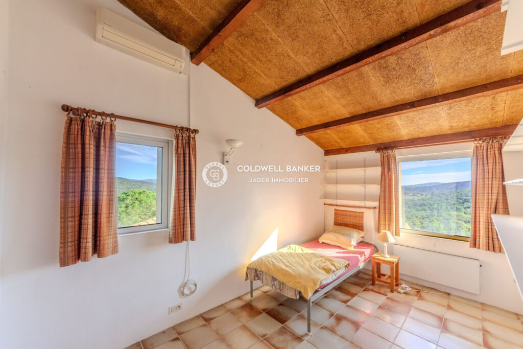 Propriété unique de 9 hectares avec vue sur le Golfe de Saint- – 14 pièces – 10 chambres – 450.00 m²