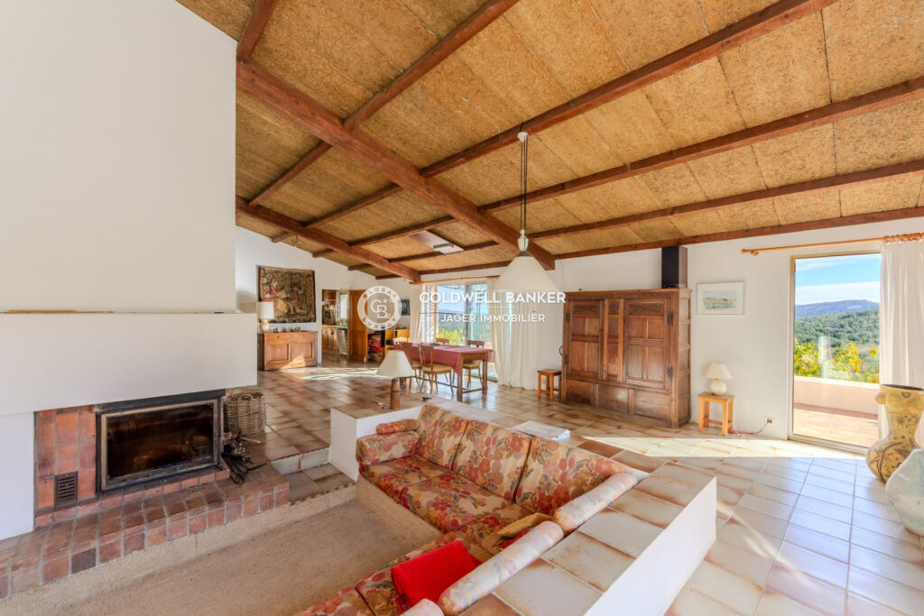 Propriété unique de 9 hectares avec vue sur le Golfe de Saint- – 14 pièces – 10 chambres – 450.00 m²