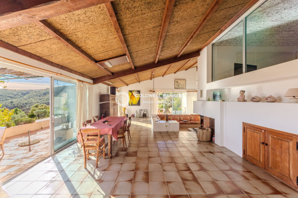 Propriété unique de 9 hectares avec vue sur le Golfe de Saint- – 14 pièces – 10 chambres – 450.00 m²