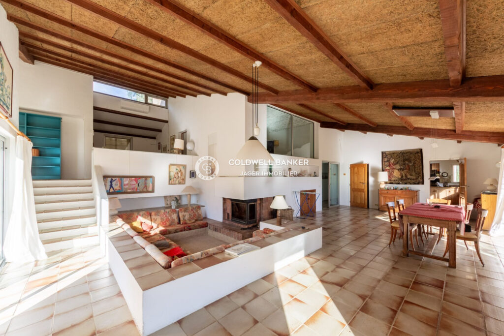 Propriété unique de 9 hectares avec vue sur le Golfe de Saint- – 14 pièces – 10 chambres – 450.00 m²