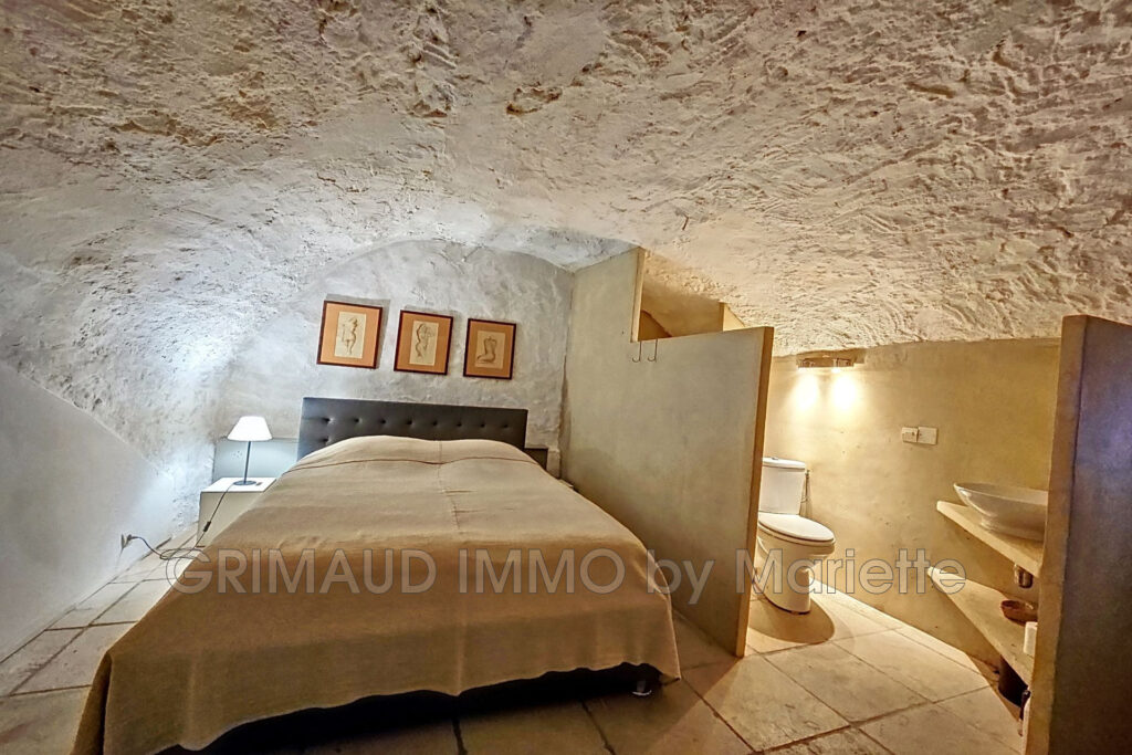 belle maison de village avec terrasse – 5 pièces – 3 chambres – 100.00 m²