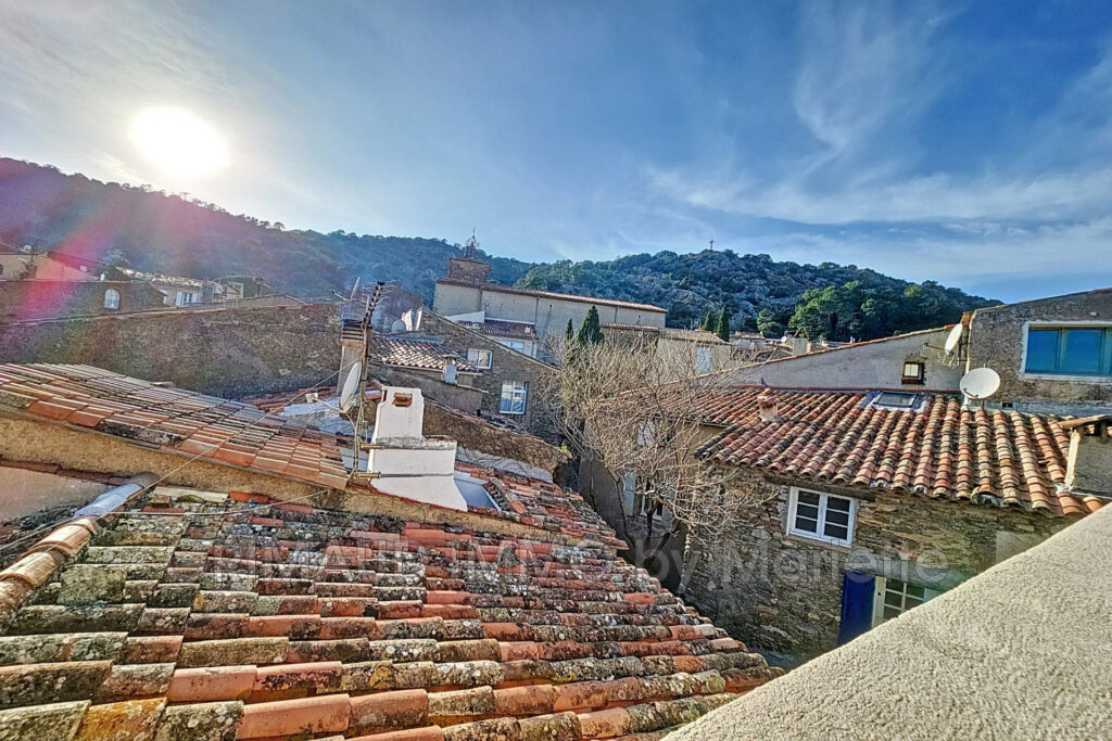 belle maison de village avec terrasse – 5 pièces – 3 chambres – 100.00 m²