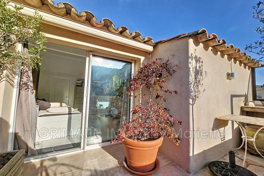 belle maison de village avec terrasse – 5 pièces – 3 chambres – 100.00 m²