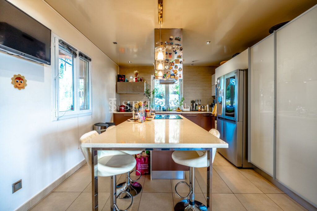 vente villa 8 Pièce(s) – 8 pièces – 5 chambres – 200.00 m²