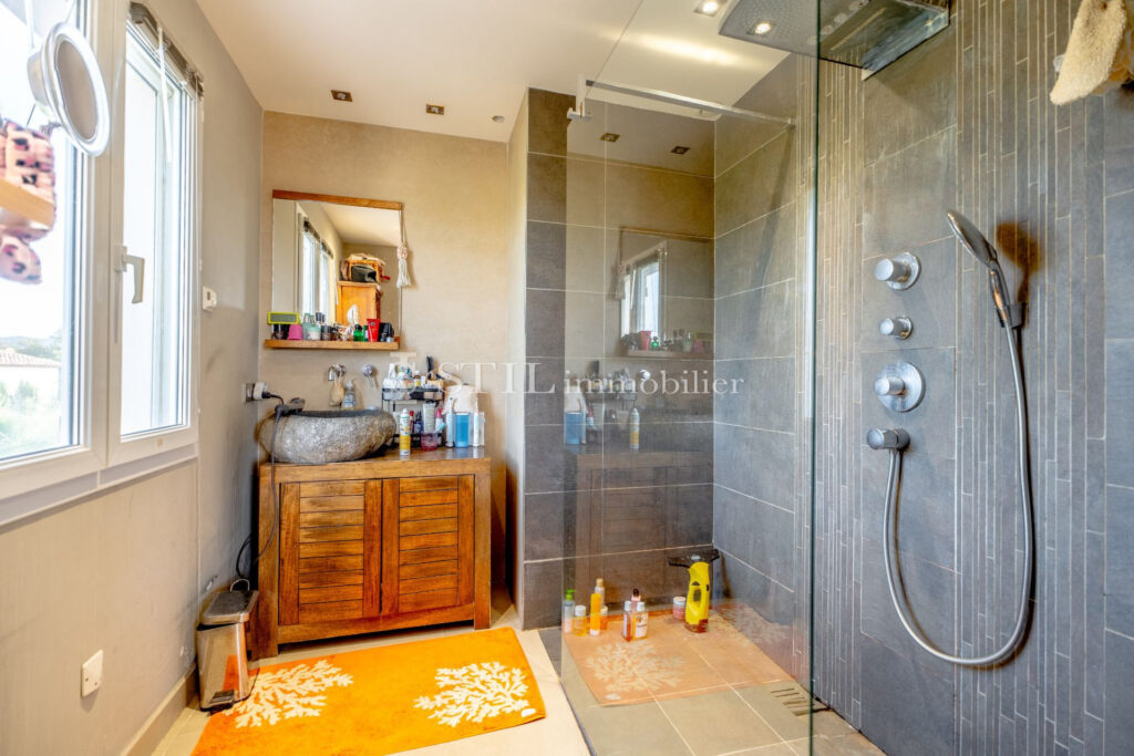 vente villa 8 Pièce(s) – 8 pièces – 5 chambres – 200.00 m²