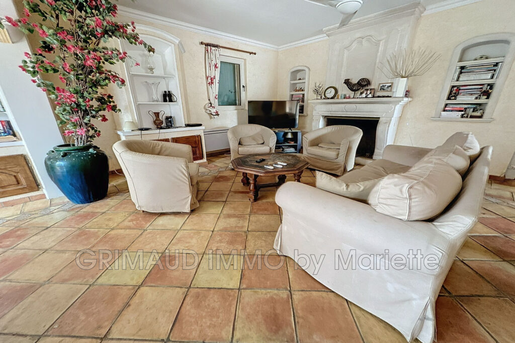 Belle propriété avec vue exceptionnelle sur les collines, avec – 6 pièces – 4 chambres – 195.00 m²