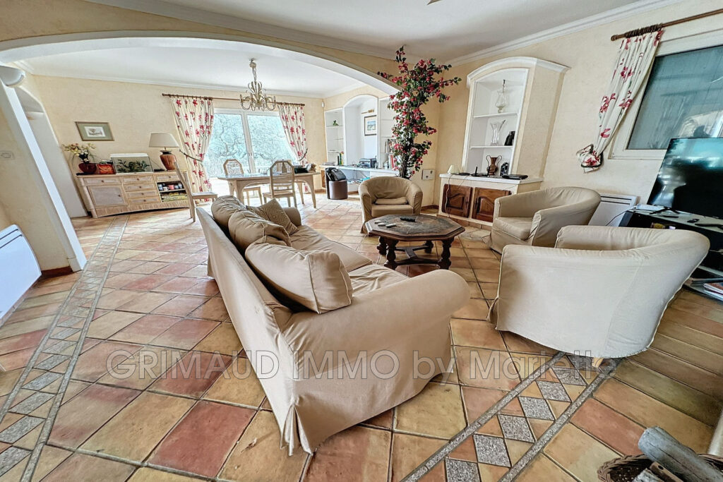 Belle propriété avec vue exceptionnelle sur les collines, avec – 6 pièces – 4 chambres – 195.00 m²