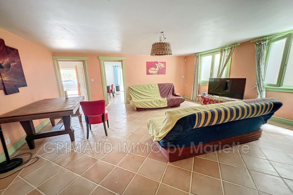 Belle propriété avec vue exceptionnelle sur les collines, avec – 6 pièces – 4 chambres – 195.00 m²