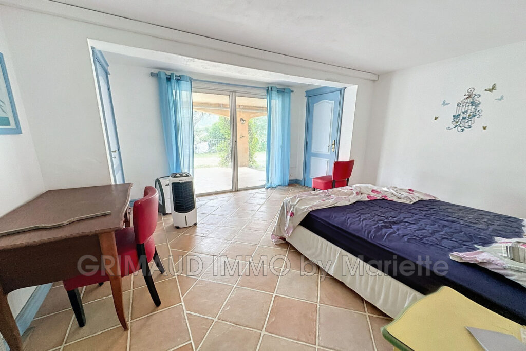 Belle propriété avec vue exceptionnelle sur les collines, avec – 6 pièces – 4 chambres – 195.00 m²