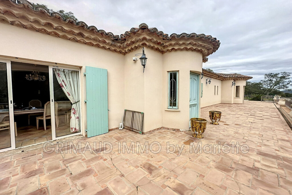 Belle propriété avec vue exceptionnelle sur les collines, avec – 6 pièces – 4 chambres – 195.00 m²