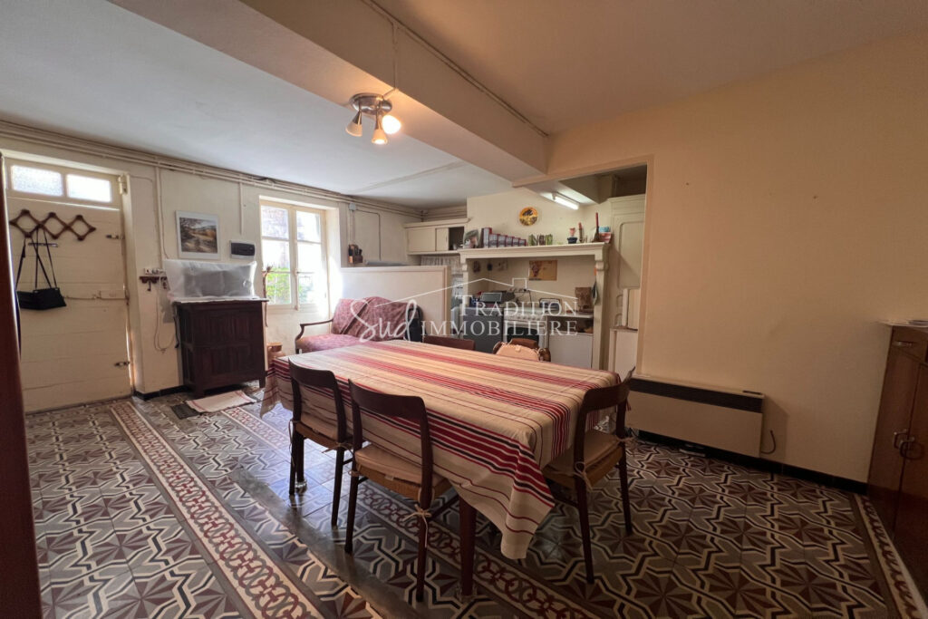 MAISON DE VILLAGE AVEC GRANGE INDEPENDANTE – 10 pièces – 5 chambres – 223.00 m²